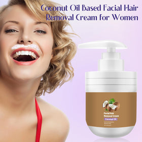 Yicengy cream dispensed on hand revealing smooth texture and moisturizing benefit