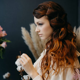 YINGFENG pin securing a thick bun, demonstrates strong hold for voluminous hair