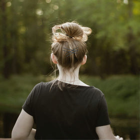 YINGFENG wavy-design detail highlighting firm grip on thick hair for all-day hold