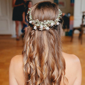 YISSION clips used in an updo demonstrating decorative hold and style