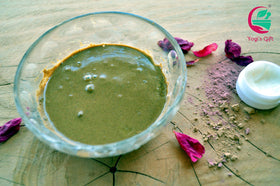 YOGI’S GIFT applying Sidr paste to hair demonstrating gentle cleanse