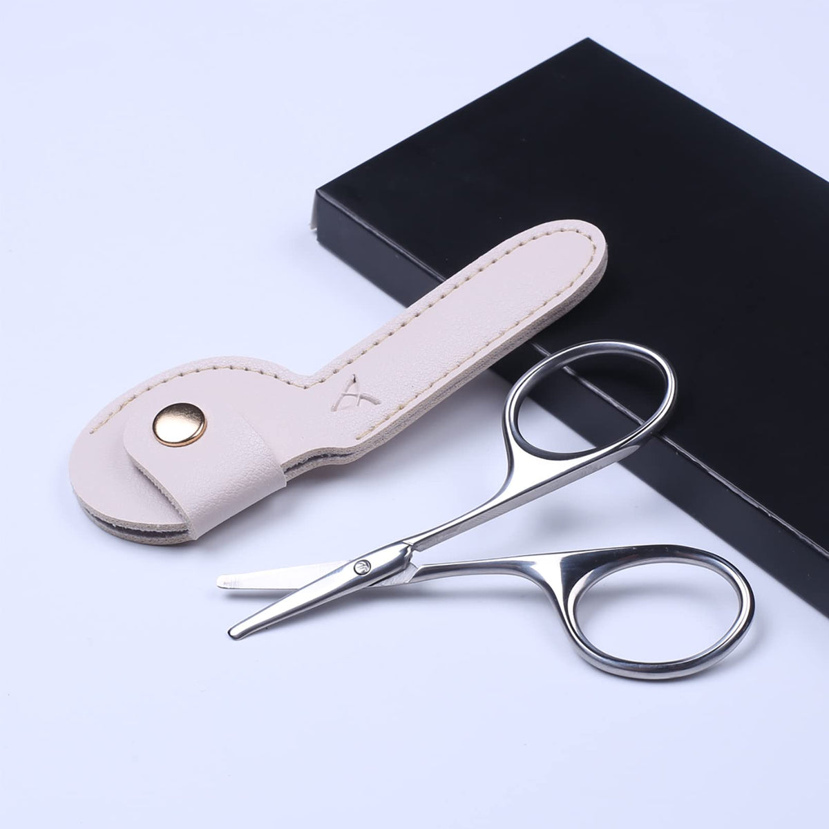 YOUYISI being used for bikini trim, rounded tip prevents nicks for safe grooming