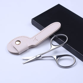 YOUYISI being used for bikini trim, rounded tip prevents nicks for safe grooming