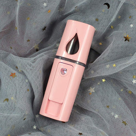 YUNYILAN mister used near eyelash extensions for gentle lash maintenance