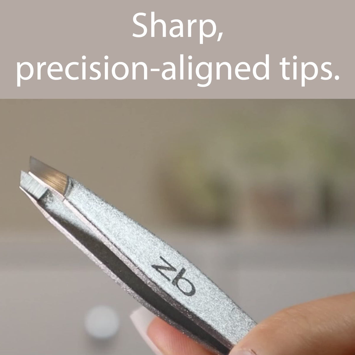 Zizzili Basics in use shaping eyebrow demonstrating controlled precise shaping