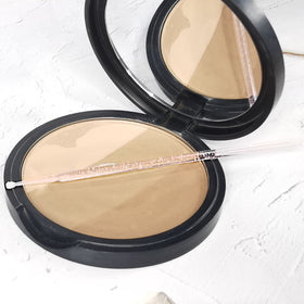 ZYIGYI applicator applying lip gloss in corner for tidy, controlled finish